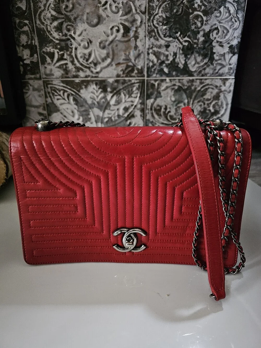 CHANEL Korean Garden Red Chevron Calfskin Leather Shoulder Bag with Chain Strap